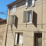 Maison de caractère à rénover offrant 135 m² habitables avec balcon et au centre du village.