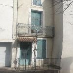 Jolie maison de village de caractère à moderniser avec grenier et petite terrasse.