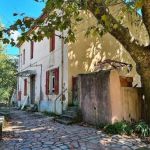 Ensemble de 2 maisons dont une à rénover sur 14569 m² avec vues magnifiques. Beau potentiel !