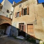 Charmante maisonnette à rénover avec petit jardin et ruine indépendante.