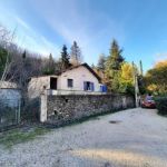 Maison de campagne à rénover de 75 m² habitables plus garage, sur 6250 m² de terrain.